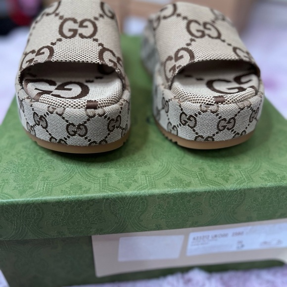 Gucci Beige Monogram ANGELINA Slide Sandals BRAND NEW Size 36 - Picture 6 of 8